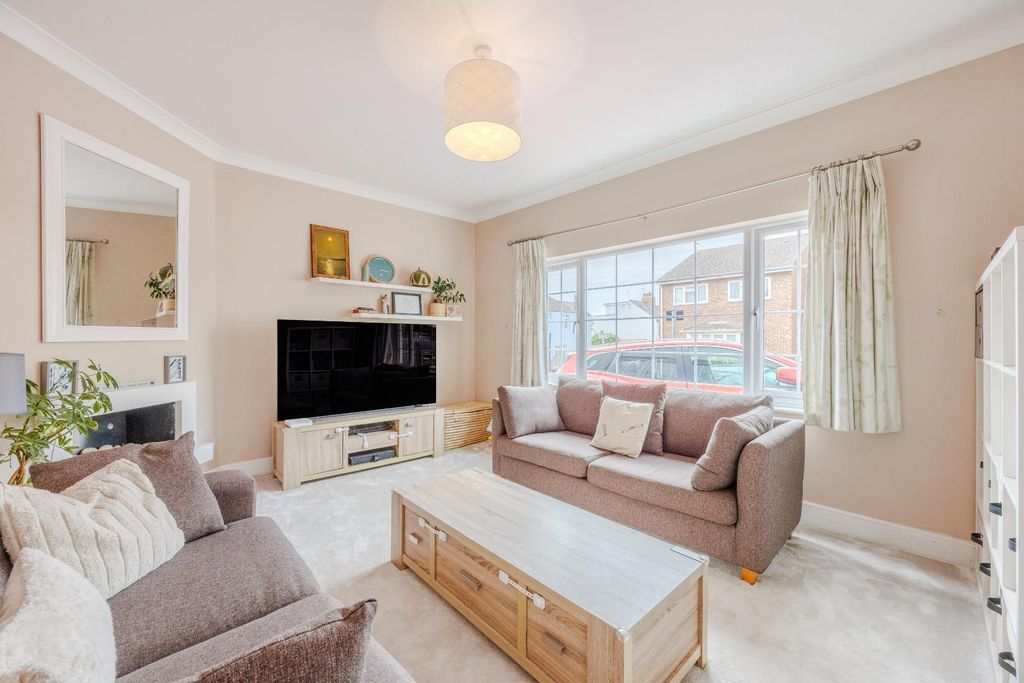 Property photo 3 of 27 Lounge