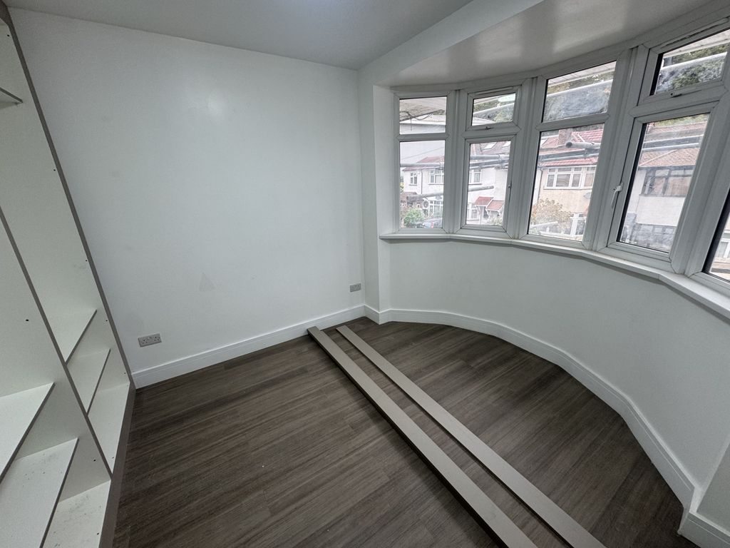 Property photo 1 of 10 Flat To Rent