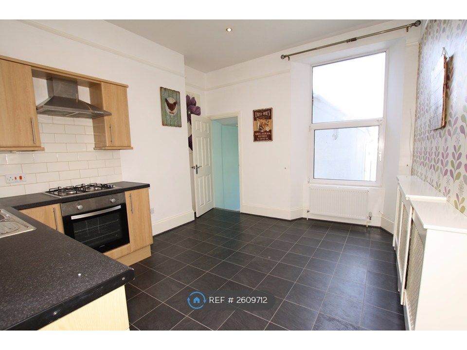 Property photo 3 of 9 Kitchen