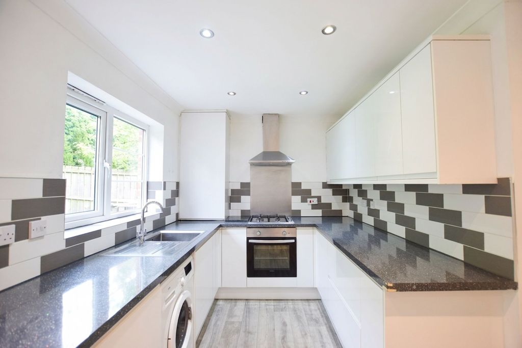 Property photo 1 of 10 Kitchen