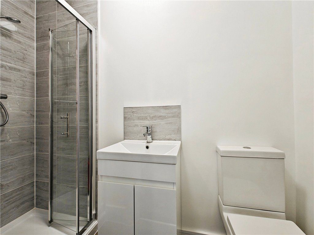 Property photo 2 of 6 Ensuite 1