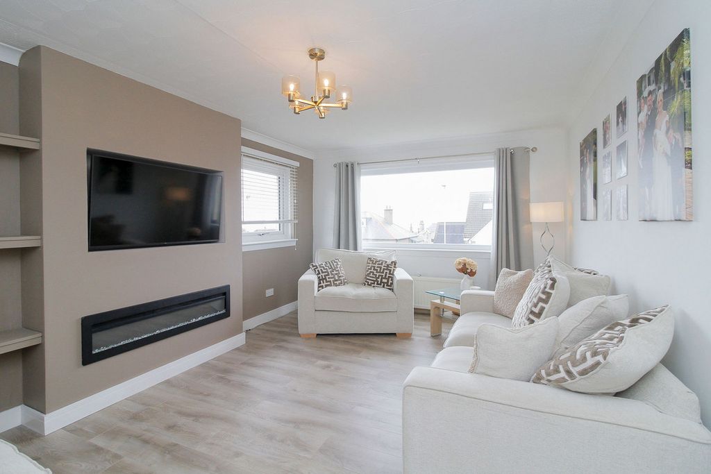 Property photo 3 of 33