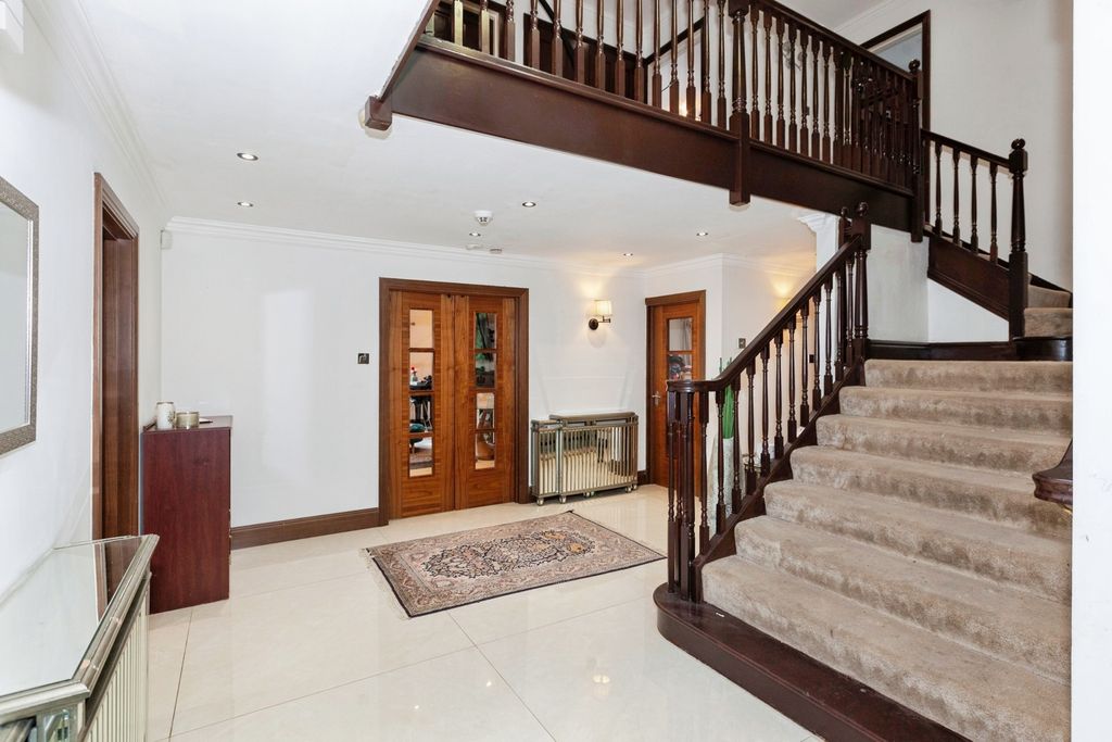 Property photo 2 of 55 Entrance Hall