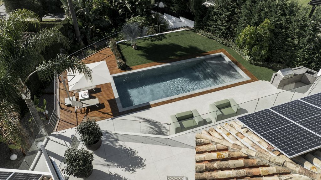 Property photo 2 of 34