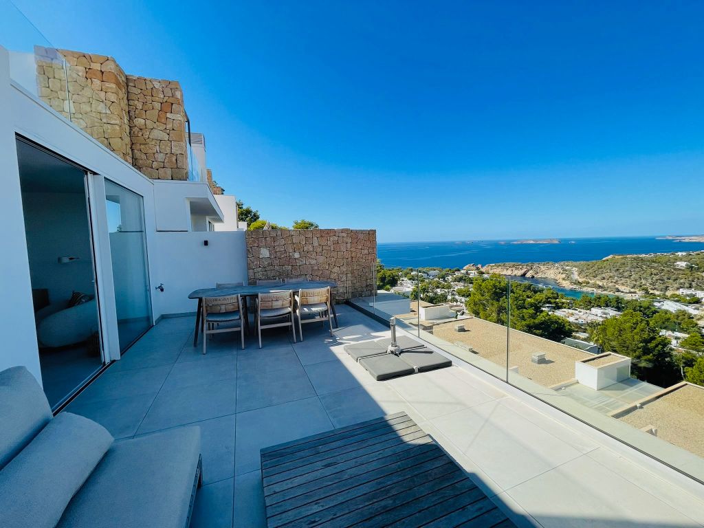 Property photo 2 of 31