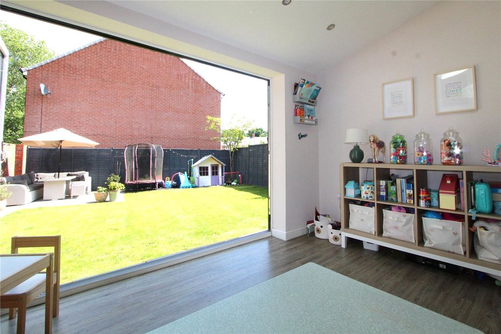 Property photo 2 of 16 Picture No. 14