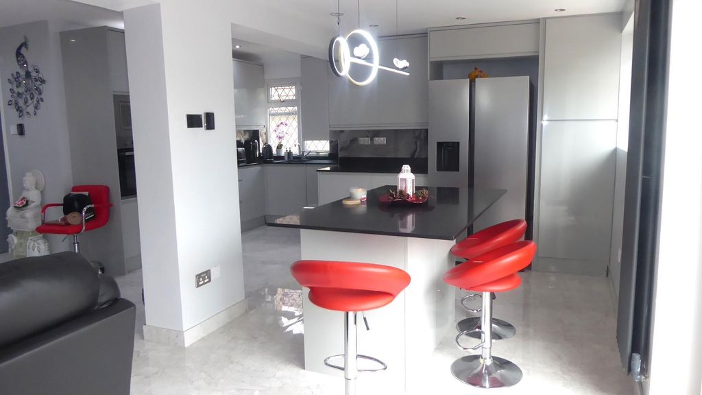 Property photo 3 of 11 Dining Area