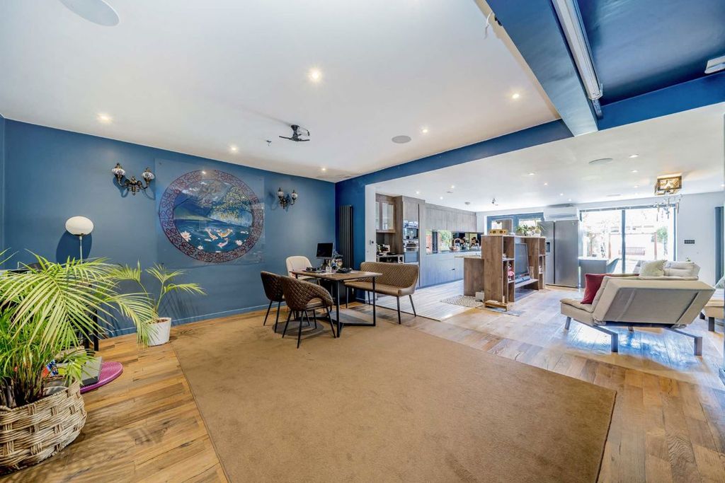 Property photo 2 of 8