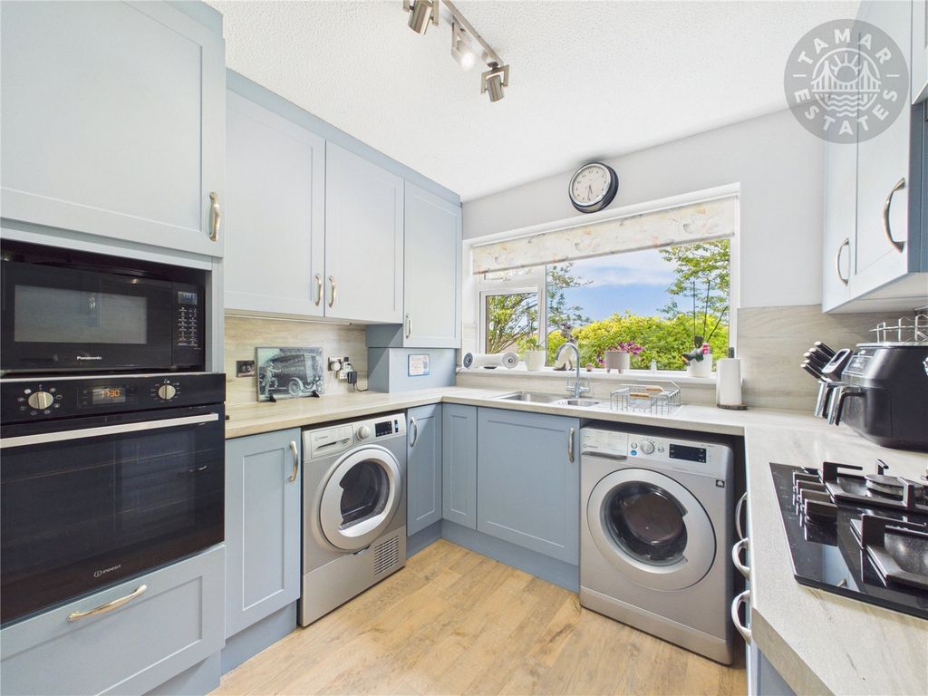 Property photo 2 of 12 Kitchen