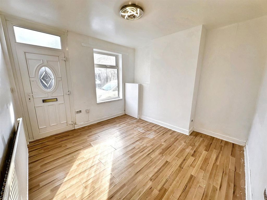 Property photo 3 of 11 003 Front Room.Jpg