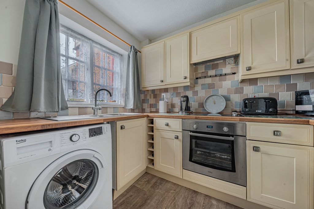 Property photo 3 of 16 Kitchen (2)