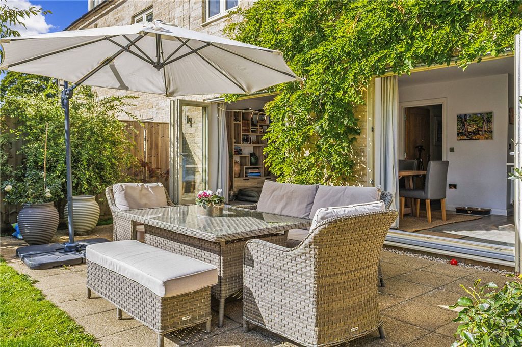 Property photo 2 of 18 Terrace