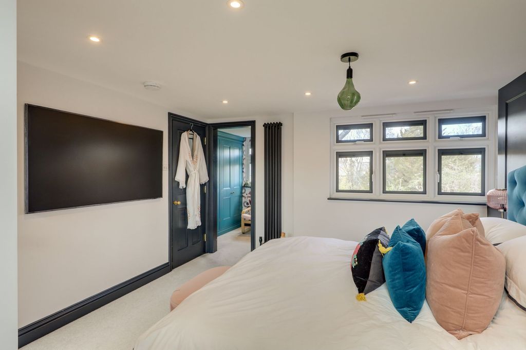 Property photo 2 of 20 Bedroom 1