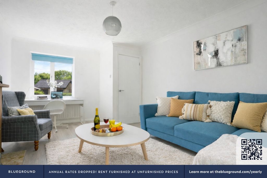 Property photo 3 of 21 Living Room