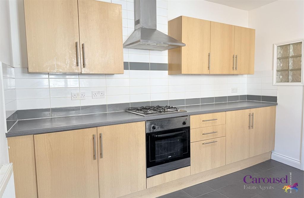 Property photo 3 of 10 Kitchen