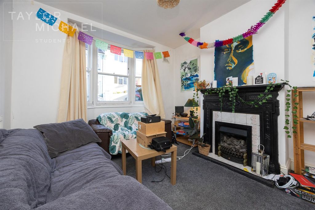 Property photo 3 of 9 Living Room