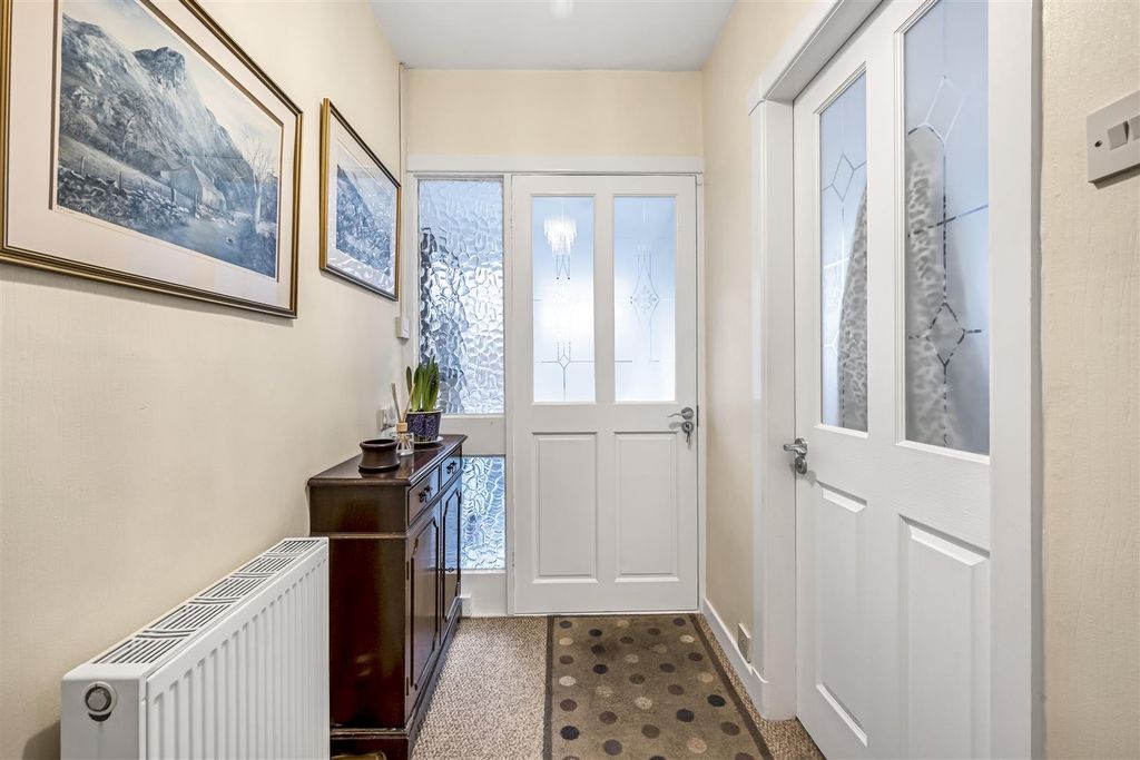 Property photo 2 of 18 Hallway