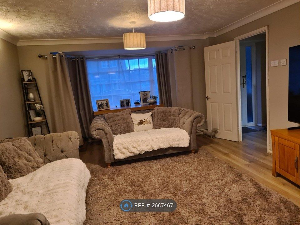 Property photo 3 of 17 Lounge