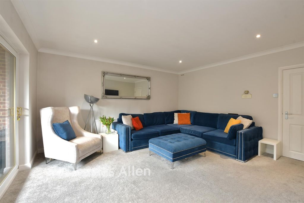 Property photo 2 of 12 Lounge