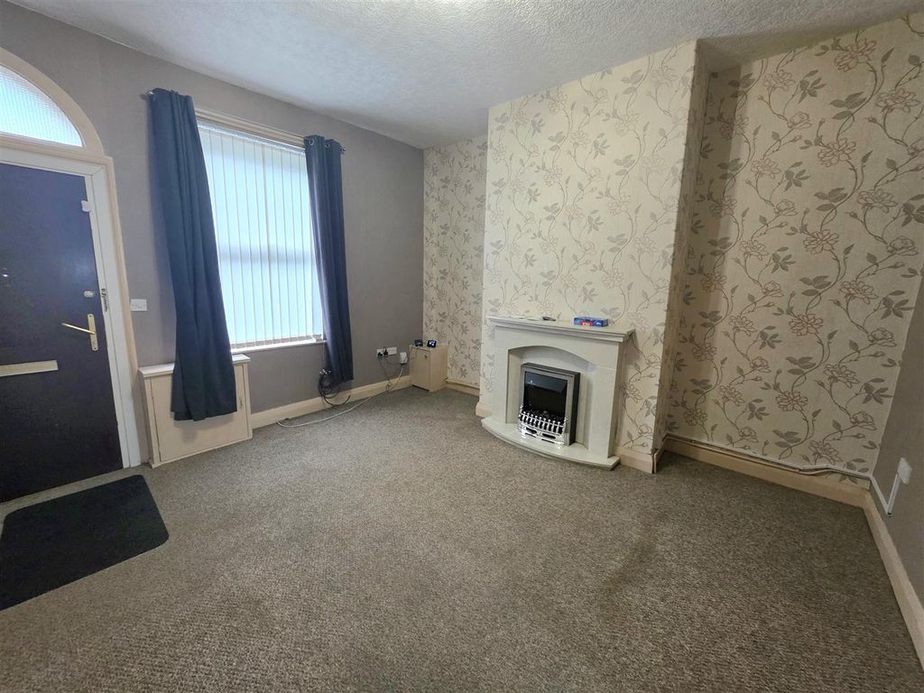 Property photo 2 of 11 Lounge