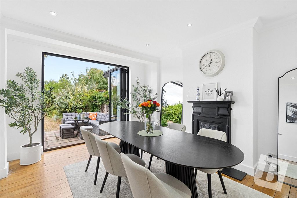 Property photo 3 of 17 Dining Room