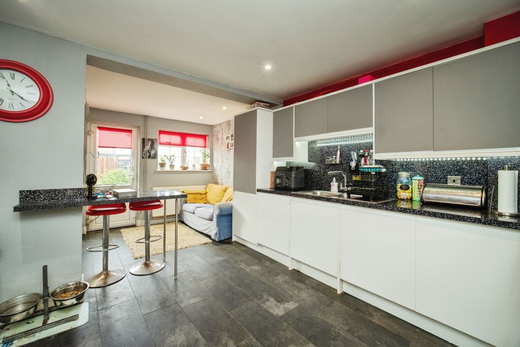 Property photo 2 of 20