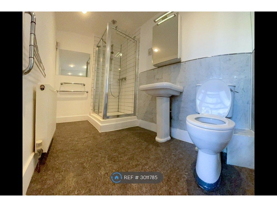 Property photo 2 of 10 Bathroom