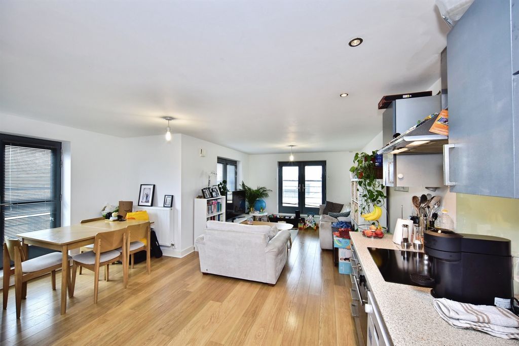 Property photo 3 of 11