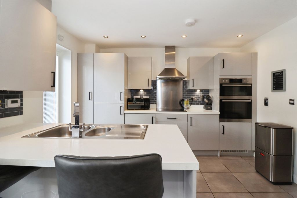 Property photo 2 of 24 Pbox-Img.Jpg
