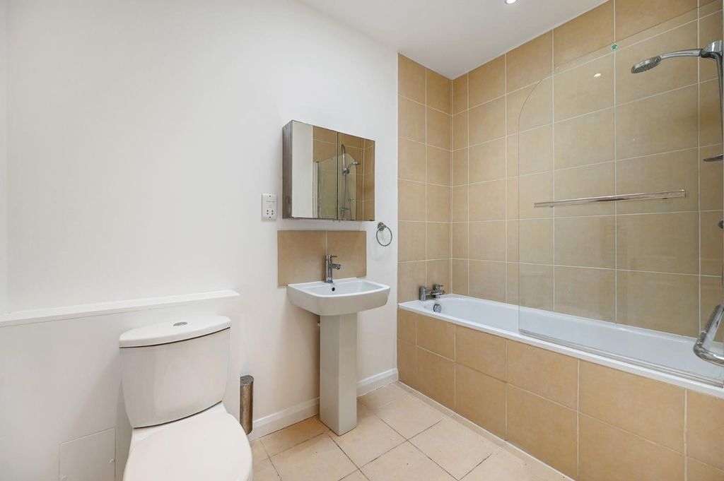 Property photo 3 of 7 Lettings Hammersmith Shepherds Bush Road - Bathroo