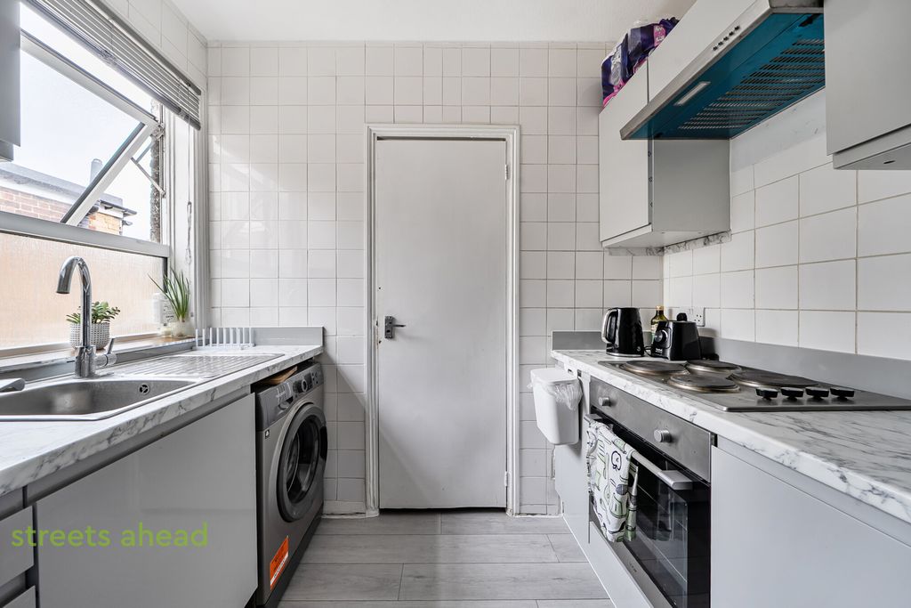 Property photo 2 of 15 3B065753-ee28-407...