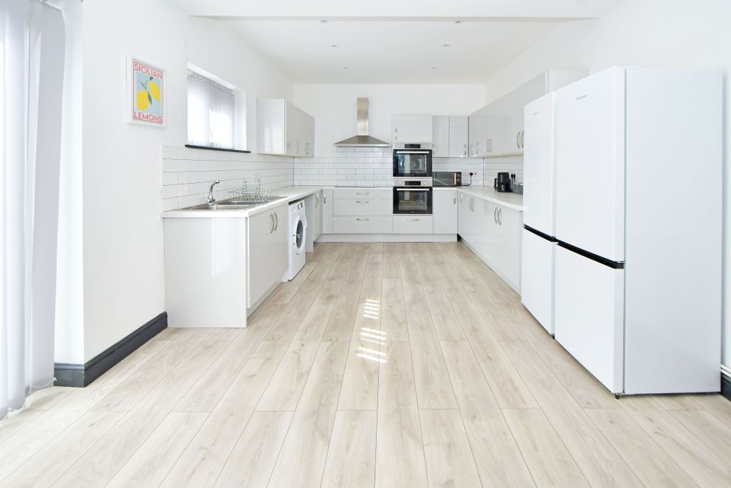 Property photo 1 of 11 Kitchen