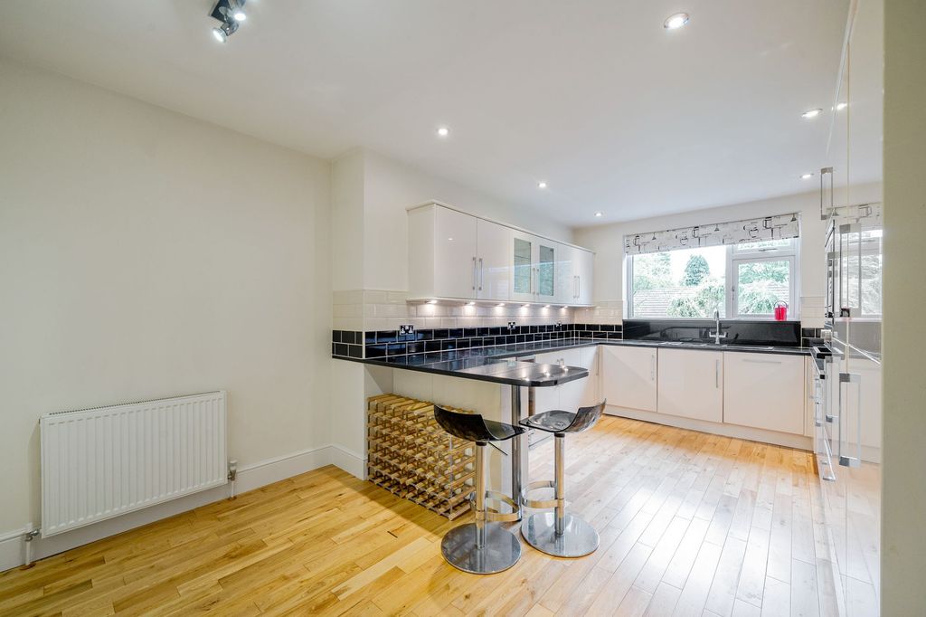 Property photo 2 of 23