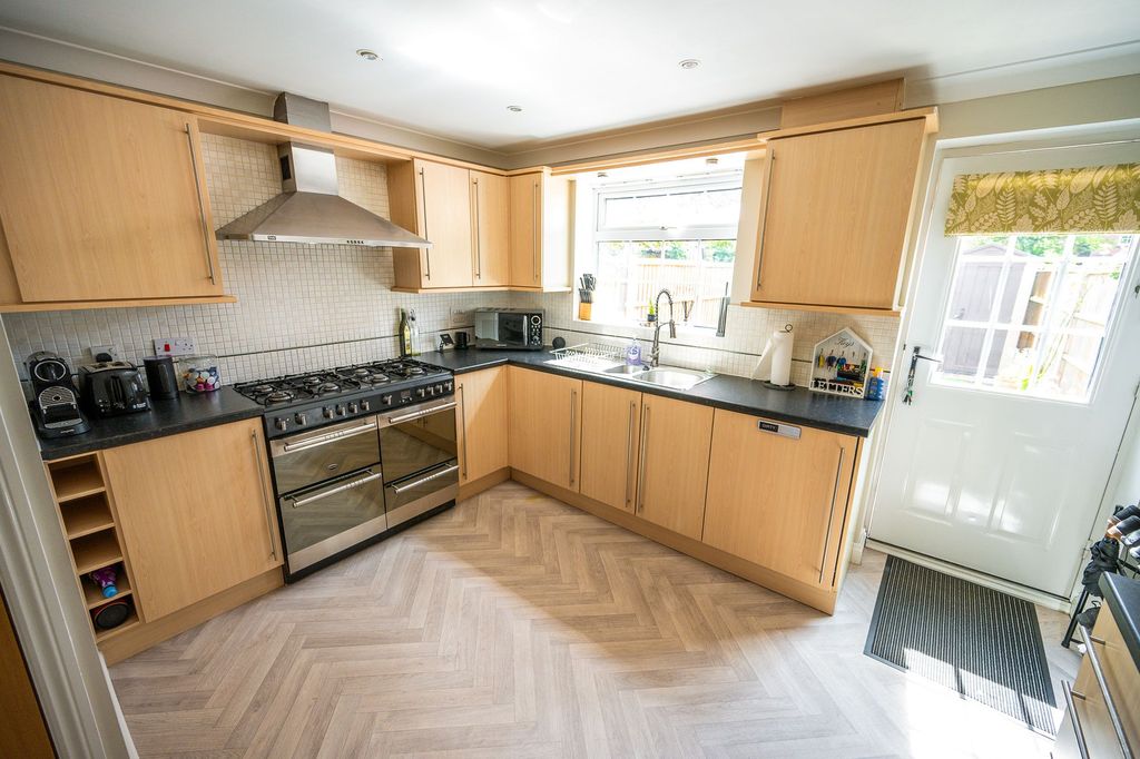 Property photo 3 of 33
