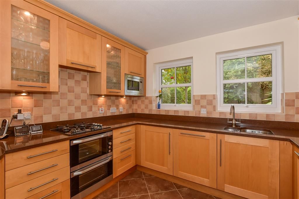 Property photo 3 of 11 Kitchen