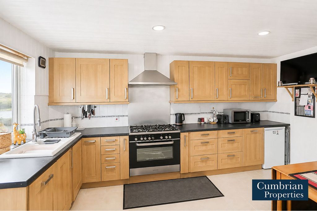 Property photo 2 of 12 Dining Kitchen
