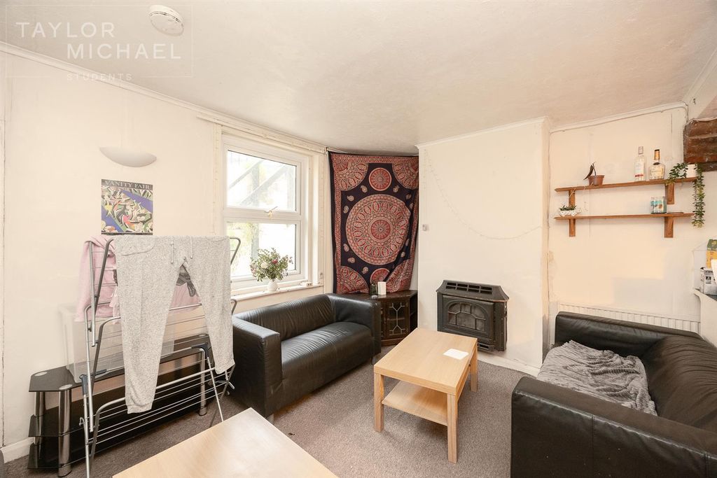 Property photo 2 of 11 Living Room