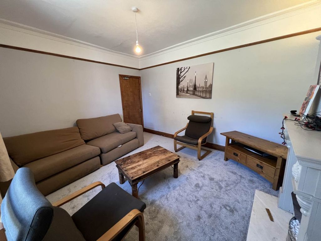 Property photo 3 of 11 Lounge