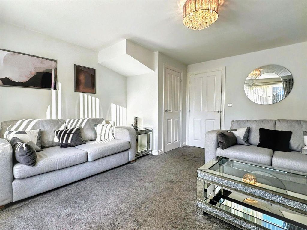 Property photo 3 of 21 Lounge