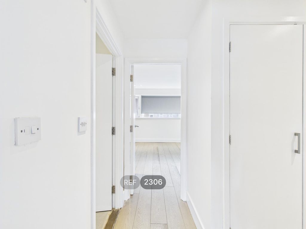 Property photo 3 of 11 Hallway