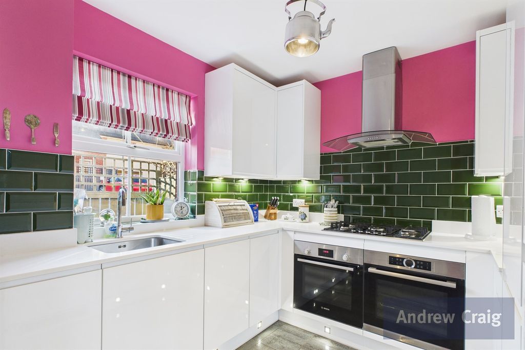 Property photo 2 of 25 Kitchen