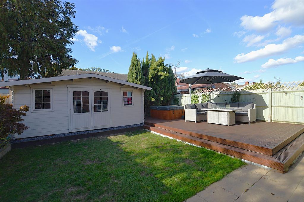 Property photo 3 of 10 5 Kimber Place Garden2.Jpg