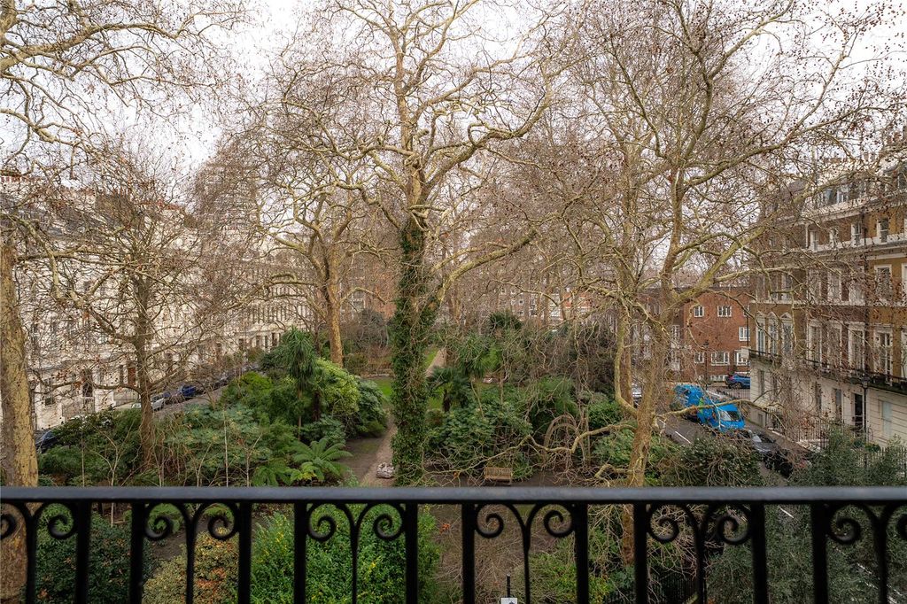 Property photo 3 of 9 Communal Gardens