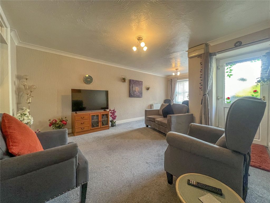 Property photo 2 of 12 Picture No. 11