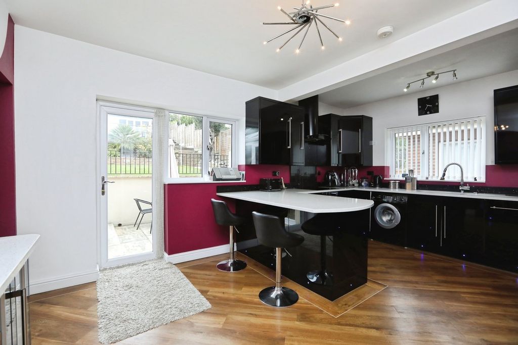 Property photo 2 of 25