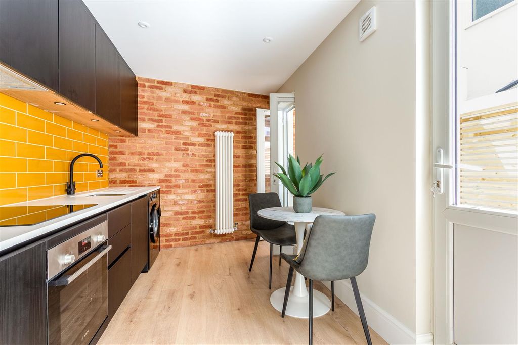 Property photo 1 of 18 9 Princes Crescent-15.Jpg