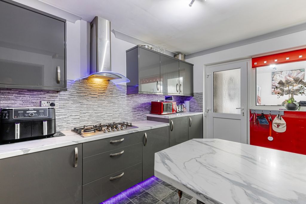 Property photo 3 of 21 A37 - 7 Sanders Road Brixham - 250820