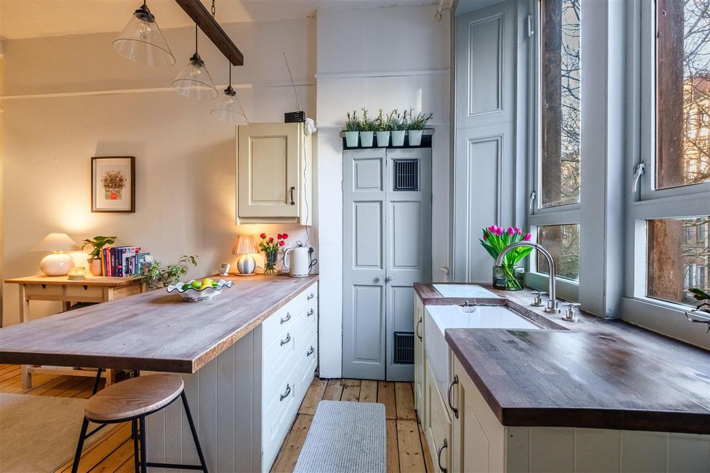 Property photo 3 of 16 Merrick Gdns-17.Jpg