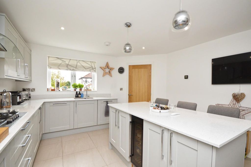 Property photo 3 of 29 Kitchen/Breakfast Room
