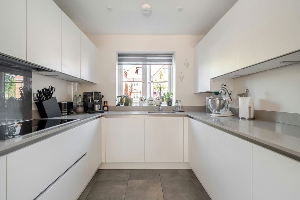 Property photo 2 of 11 Kitchen